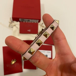 Rosa valentino armband - Rosa valentino garvanni armband //  Mycket bra skick en liten missfärgning på botten //  Box, dustbag, kuvert, extra nitar medföljer, nfc skannern bevisar även äktighet ,  Skriv vid minsta fråga eller fundering