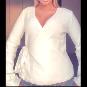 stickad omlott tröja  -  ny vit stickad omlott tröja 🩷🩷