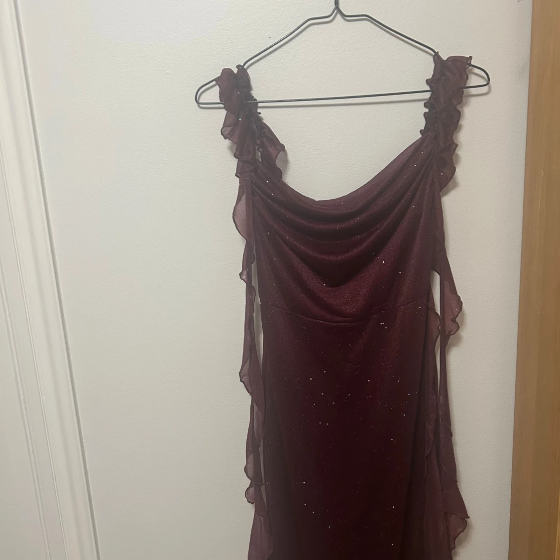 Vinröd glittrig långklänning - 1