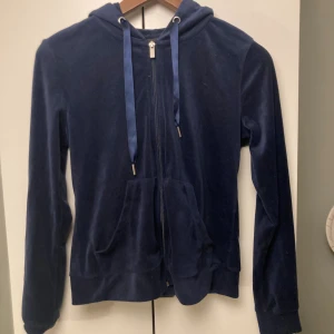 Kofta  - Marinblå kofta från gina tricot. I velour och i storlek xs. 