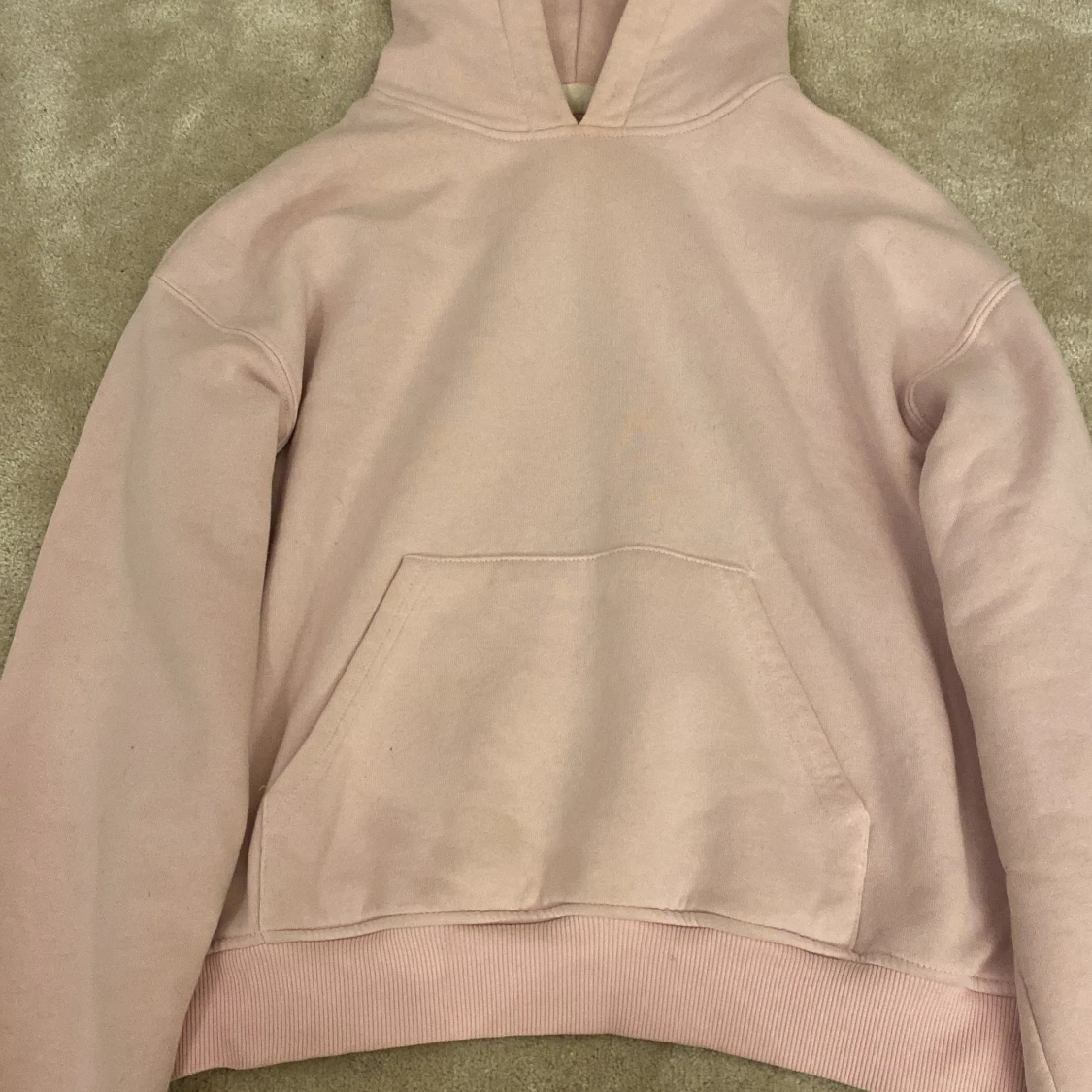 Ljusrosa hoodie från Gina Tricot