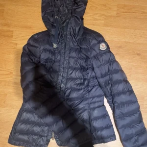 Moncler jacka  - Inga defektioner -skriv vid frågor 