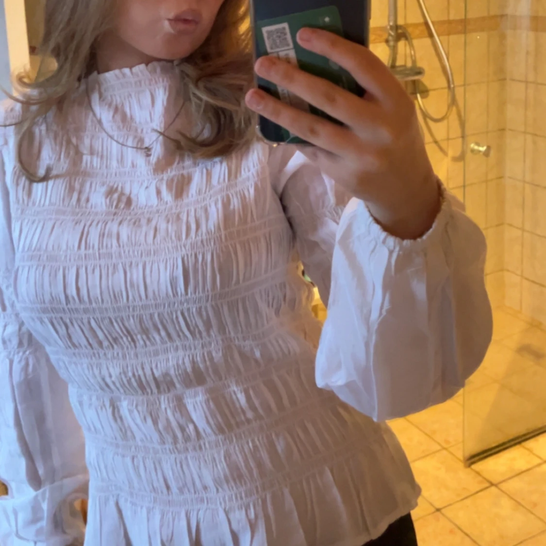 Vit blus med volang och smock - 1