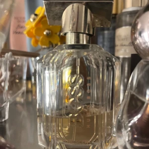 Stilren hugo boss parfym - Snygg parfym från hugo boss med elegant design. Perfekt för dig som vill ha en lyxig touch i din samling. 
