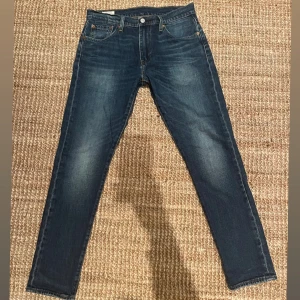 Levis jeans - Blåa ”archive” jeans från Levis men en straight/slim passform, i modellen 512. Helt perfekta i passformen enligt mig.                                                                                 Skick: 9/10, feta fades på jeansen.                            Skriv vid frågor och kolla in min profil för fler feta plagg🤝