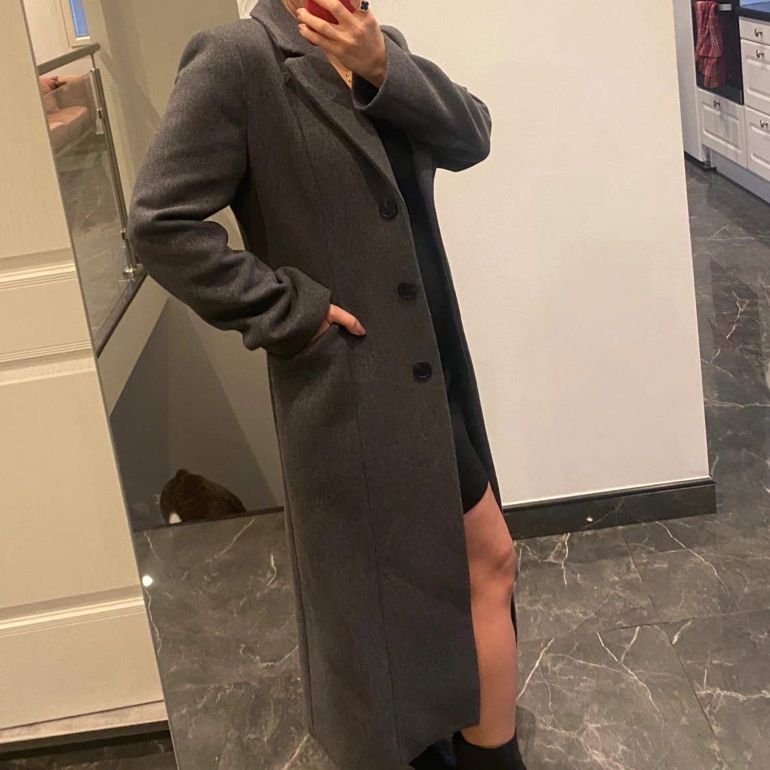 Mörkgrå lång kappa med knappar - 2