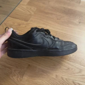 Svarta Nike Air Force 1 - Säljer dessa nike skor i storlek 36,5💕 nypris= 799 kr