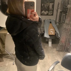 Täckjacka - Säljer min peak performance jacka. Den har ett hål under armen som lätt går att laga bara att vi inte gjort för jag använder den inte längre. Dragkedjan för ena fickan är tyvär trasig, den knäpps inte när man stänger går nog säker allt lösa men därav priset. Jackan är unisex! 