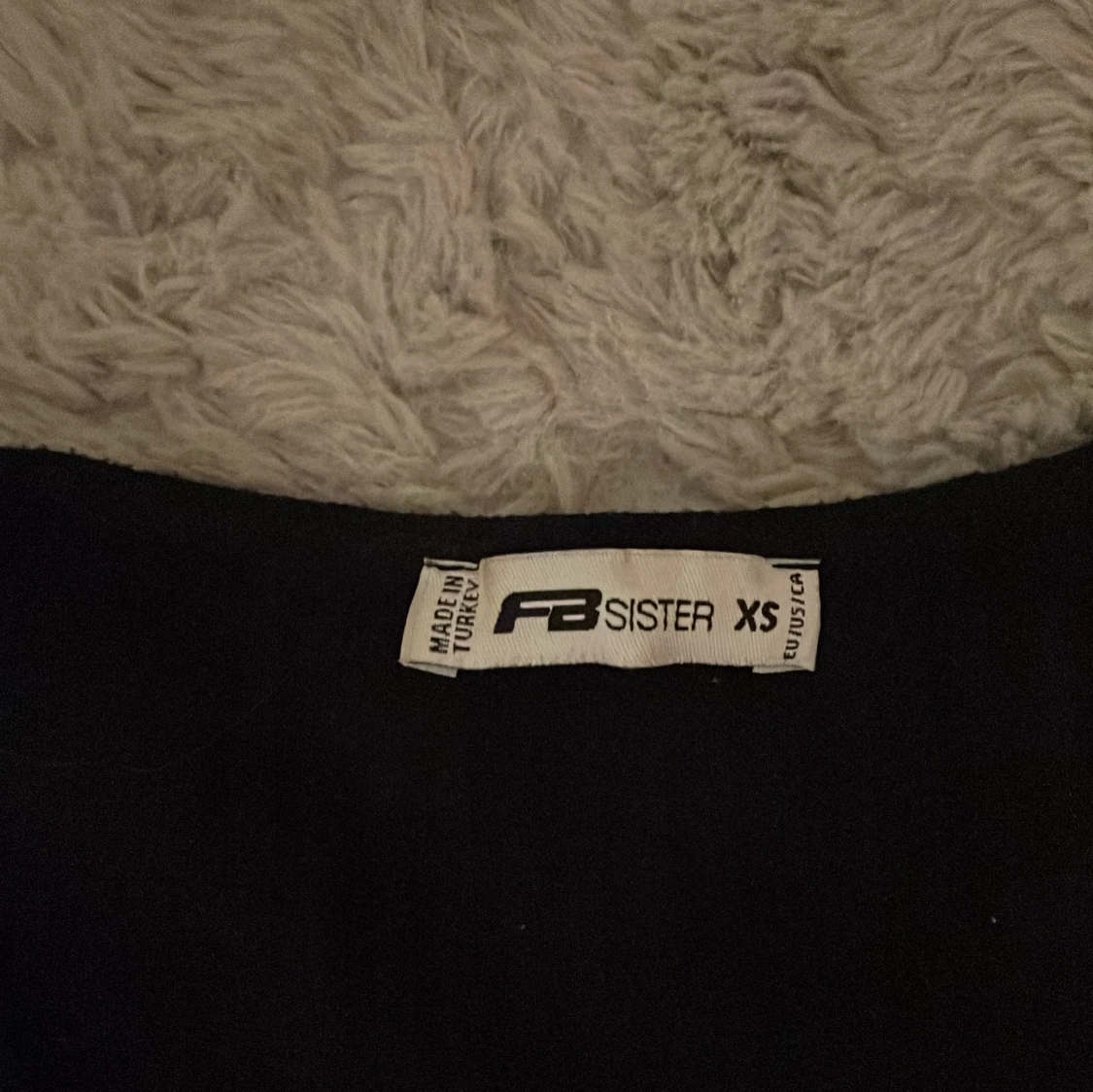 Svart croppad topp från FB Sister - 2