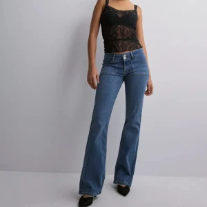 Lågmidjade jeans - Supersnygga Lågmidjade bootcut jeans från Nelly. Säljs inte längre, köpta för 699kr💗