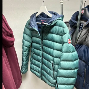 Grön pufferjacka från Colmar - Snygg grön pufferjacka från Colmar. Perfekt för kyliga dagar och har en modern, lite loose passform. Modellen är 182 och väger 76 kilo. Tveka inte på att skriva vid frågor! Junior storlek men passar S