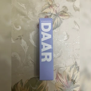 DAAR lip glow balm - Helt ny DAAR lip glow balm i färgen Purple Vanilla. Pris kan diskuteras vid snabb affär. 