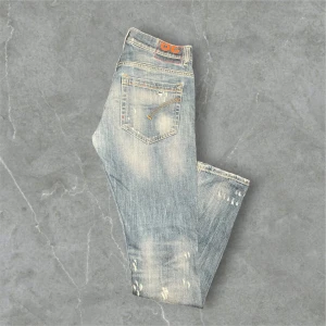 Ljusblå jeans från dondup med fabrikslitningar - Säljer dessa riktigt feta ljusblå dondup jeans / skick 9/10 pytte hål i skrevet som inte märks / modell George / storlek W29 / kontakta via intresse eller annat och pris kan diskuteras!😊