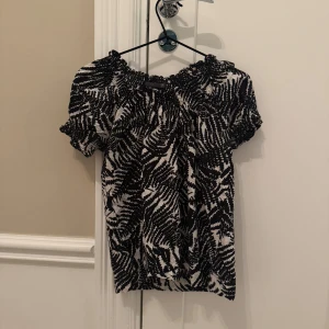 Snygg tröja från frk - Cool vit- svart tröja från frk i storlek 34. Jag säljer för 80kr + frakt som kunden betalar, pris kan diskuteras 