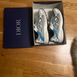 Dior b30 skor  - Helt nya dior b30 skor i färg blå, vit och grå, storlek 42 med box!