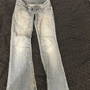 Ljusblå bootcut jeans - Ljusblå jeans med bootcut passform. Klassisk femficksmodell med dragkedja och knapp framtill. Jeansen har en tvättad look och är tillverkade i denim för en avslappnad vibe. Säljer då dom tyvärr är lite för små för mig!💞priset är diskutera bart 