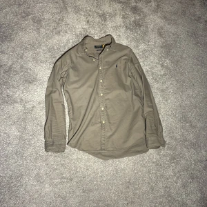 Ralph lauren skjorta  - Knappt använd, inga defekter! Mycket snygg skjorta med en trevlig färg, i storlek M!