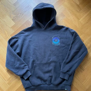 Hoodie - Hoodie med tryck från pull & bear