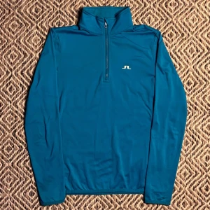 J.Lindeberg Tröja - J.Lindeberg Golf Tröja! | Storlek S passar XS | Skick 7/10 Okej | OBS Fläckar (se bild 3,4,5) | Nypris 1200kr | Mitt pris 299kr | Kom pm vid frågor eller funderingar! Mvh Manne