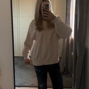 Oversized sweatshirt från behrska  - Säljer min ljusrosa oversized sweatshirt från behrska, använd 1 gång strlk xs🥰