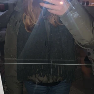 Grön pufferjacka med huva - Säljer en grön pufferjacka från Zara. PRISET GÅR ATT DISKUTERA!!!