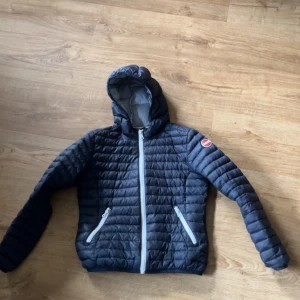 Mörkblå pufferjacka från colmar  - Säljer en mörkblå colmar jacka i storlek 11år (tror jag) inte använt nån gång. Pris kan diskuteras vid snabb affär.