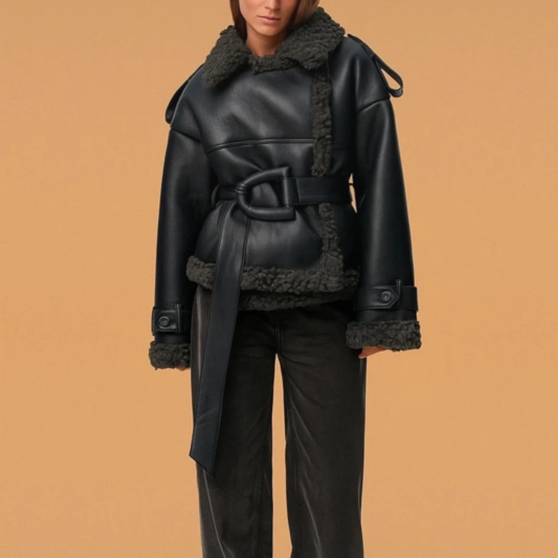 Svart pälsjacka med bälte  - 2