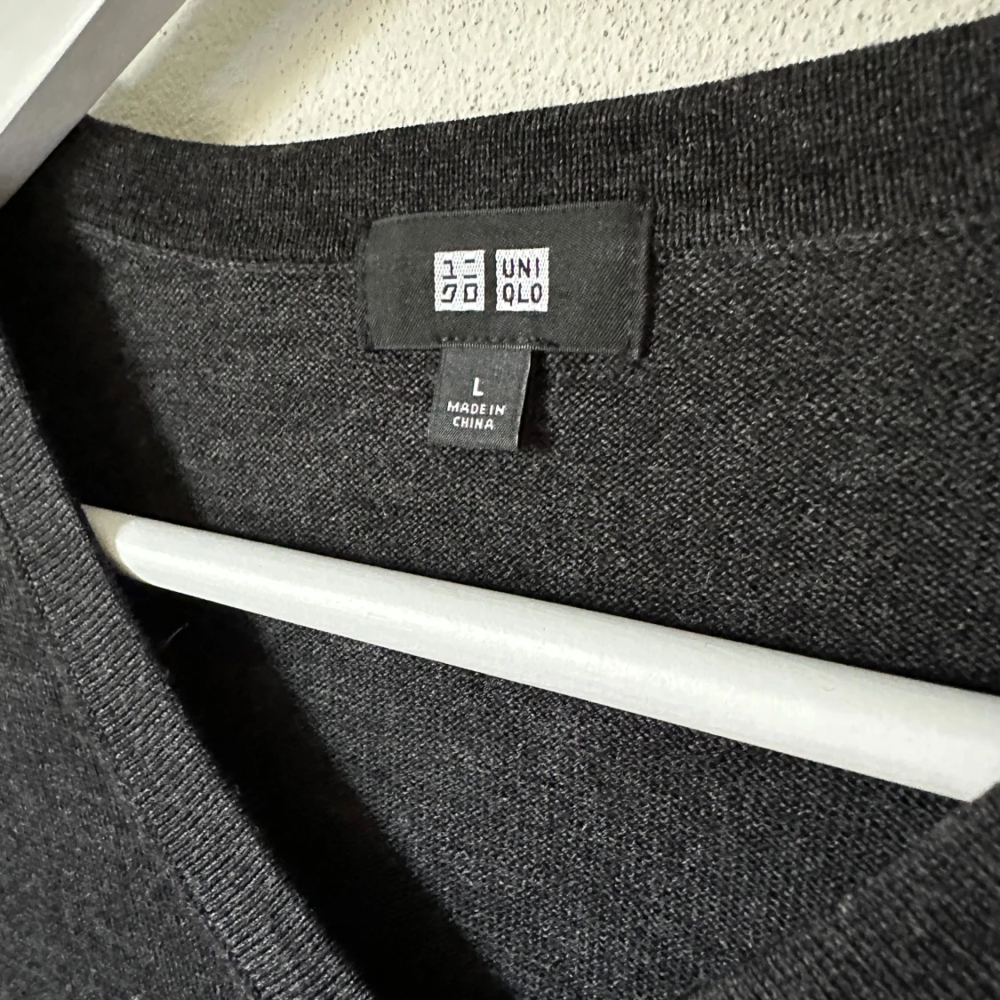 Mörkgrå v-ringad ulltröja från Uniqlo - 2