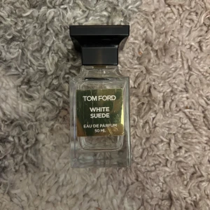 Tom Ford White Suede 50ml - Tom Ford White Suede Eau de Parfum, 50 ml. Lyxig och stilren parfym, tillverkad i USA. Perfekt för dig som vill ha något exklusivt i din samling. Ca 75% kvar i den, alltså mer än hälften. !FEL LOCK! Orginalet.