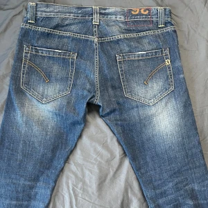 Dondup jeans - Säljer mina Dondup jeans eftersom de inte passar mig. Skulle tro att Jeansen är stl 34w 32l. 