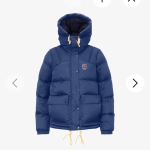 Fjällräven jacka - PRIS KAN DISKUTERAS!!!Fjällräven jacka i strl xxxs, säljer då den va lite för kort i armarna!!den är i den gamla modellen. Den saknar en liten vit grej på ena snöret🤗skriv för frågor!! 