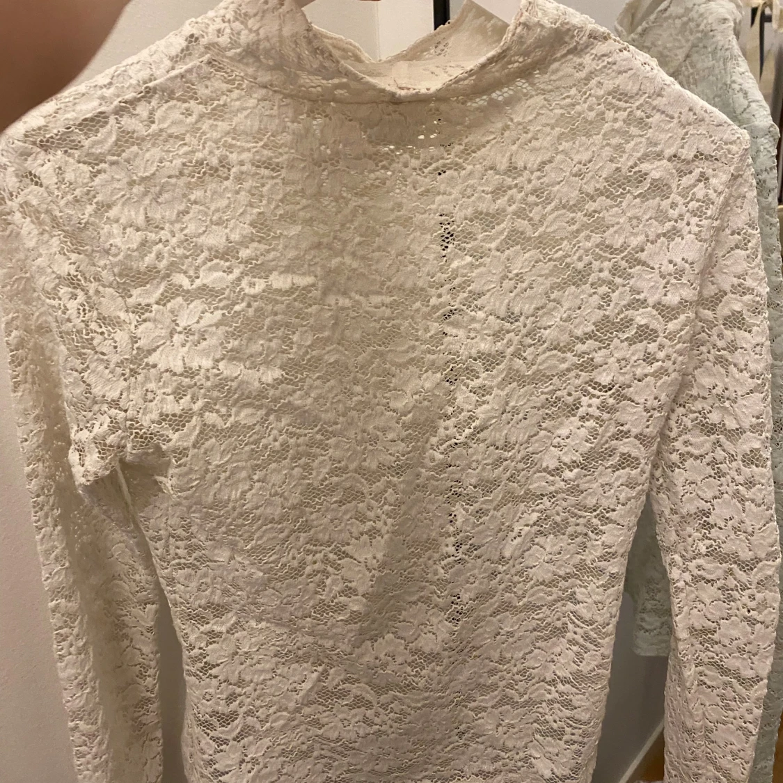 Vit spetsblus med lång ärm - 1