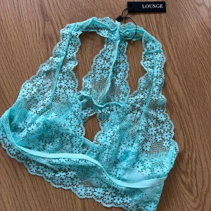 Turkos spetsig linnetopp från Lounge 🩵 - Säljer en ny turkos topp från Lounge Underwear. Toppen är ärmlös och har vackra blommiga spetsdetaljer samt elastiskt band under bysten. Modell Floral Lace Triangle Bralette. Storlek S 🩵