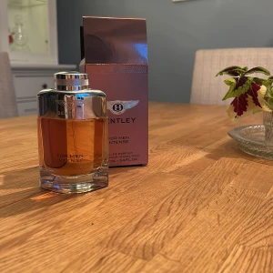 Bentley For Men Intense EdP - Stilren parfym med kraftfull känsla. Bentley For Men Intense är en Eau de Parfum på 100 ml, perfekt för dig som vill sticka ut och visa attityd. Snygg flaska och exklusiv känsla. Helt ny pris i butik 350 