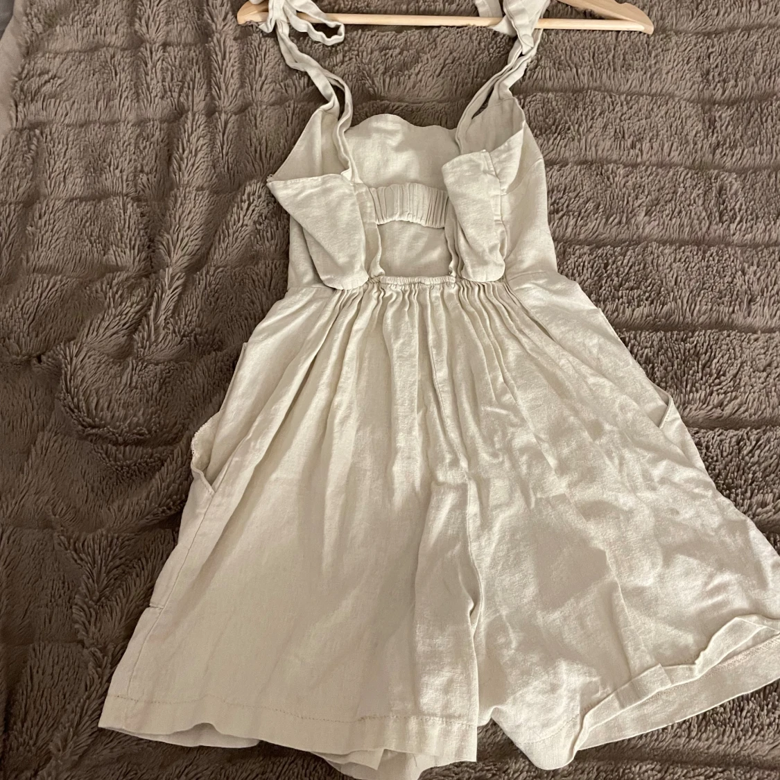 Vit kortklänning med knytband