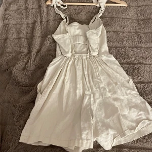 Vit kortklänning med knytband - Supersöt vit/beige shorts drees från olé by koton🫶.har använder ett få antal gånger men är i fint skick. 