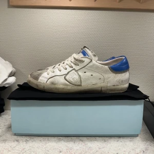 Philippe Model skor - Säljer desss riktigt feta philippe model. Storlek 41 skick 7/10 dem har inga hål men lädret har blivit ganska smutsigt så med en tvätt ser dem fräscha ut igen. Det står philiipe model på undersidan av skorna. Dem är självklart äkta och är beställda från hemsida miinto. Äktahetsbevis/kvitto finns. Perfekt för dig som är grish. Hör av er vid fler bilder/frågor!😊