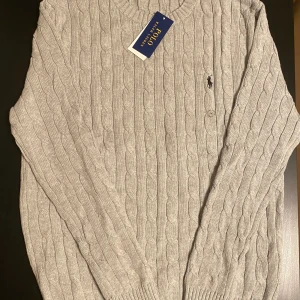 Kabelstickad Tröja Ralph Lauren Ny Med Tagg - Skriv vid frågor eller funderingar. Pris går diskutera vid snabb affär.