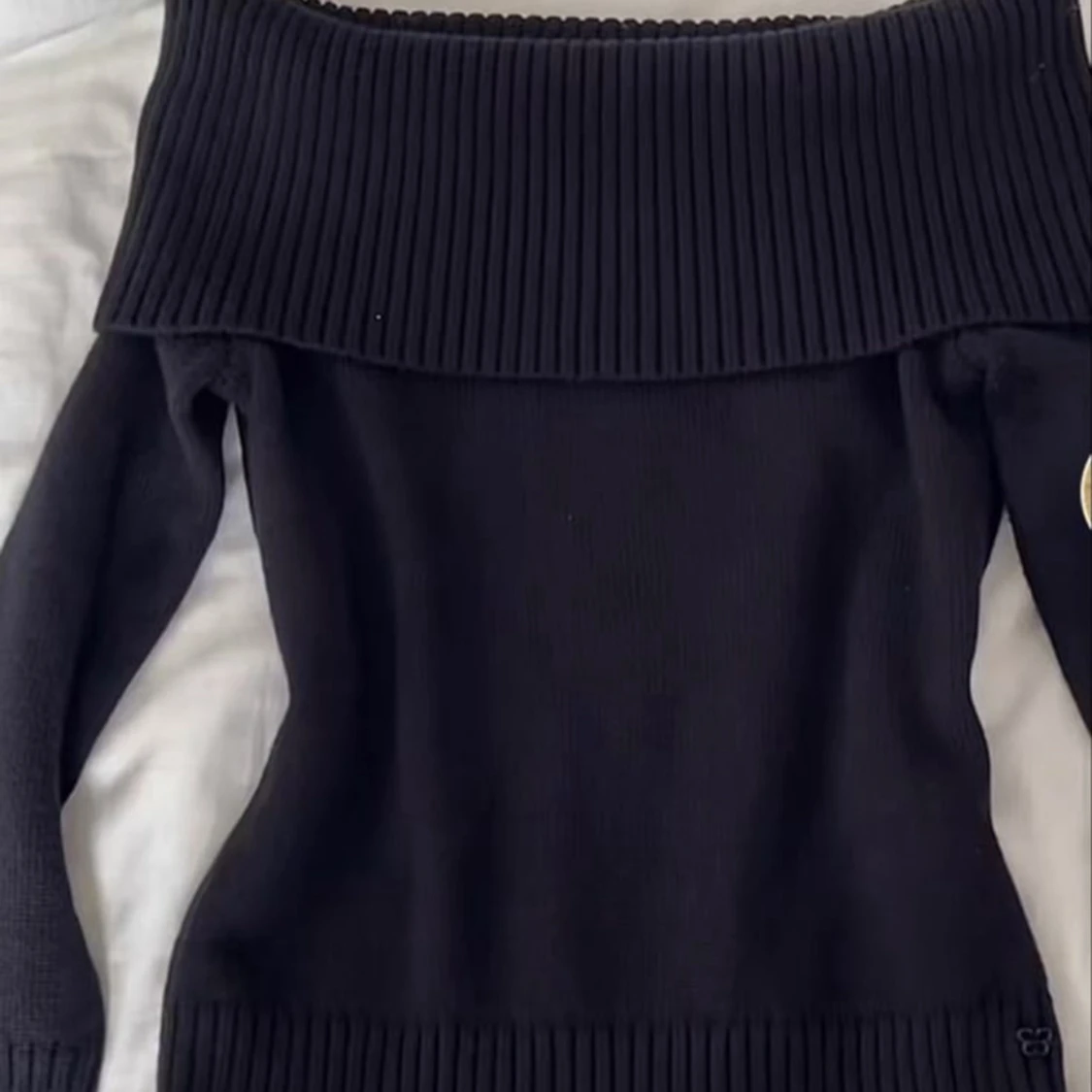 Svart offshoulder stickad tröja