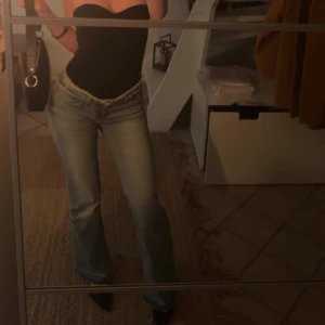 Jeans  - Säljer dessa lågmidjade jeans fast mörka (som man ser på dom andra bilderna ) storlek S/36 Jag är ca 170 så dom sitter perfekt. Använda fåtal gånger men inget som skulle synas så dom är hela och rena. Original pris 700 kr 