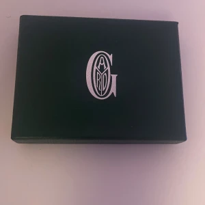 Korthållare  - Det här är en riktig klassisk fin korthållare som har mycket klass och utrymme. Passar perfekt till allt. Bilderna är små suddiga pågrund av inplastningen och lagg fråga på ifall du har några funderingar! 😄