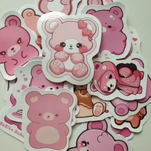 Söta rosa björnklistermärken (set om 26 st) - Ett set med 26 stycken söta klistermärken med rosa björnmotiv. Perfekt för att dekorera laptops, surfplattor, mobilskal eller anteckningsböcker. Klistermärkena är i nyskick, färgglada och av hög kvalitet. Inga synliga defekter eller slitage.