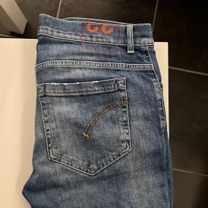 Dondup George Jeans - Feta dondup george jeans i färgen blå! Säljer då jag knappt använder de längre. Stl 33.34. Säljs i jätte bra skick, vid frågor skriv gärna!