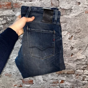 Replay Anbass Jeans - Bra skick, inga defekter men använda. Nypris ca 2000kr. Storlek W32 L32, passar dig som är mellan 175-185cm ungefär. Inga konstigheter med jeansen. Skriv för mer information!🤝