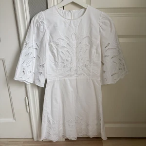 Studentklänning - Säljer nu min älskade studentklänning!! Endast använd på mottagningen så är i toppen skick ❤️