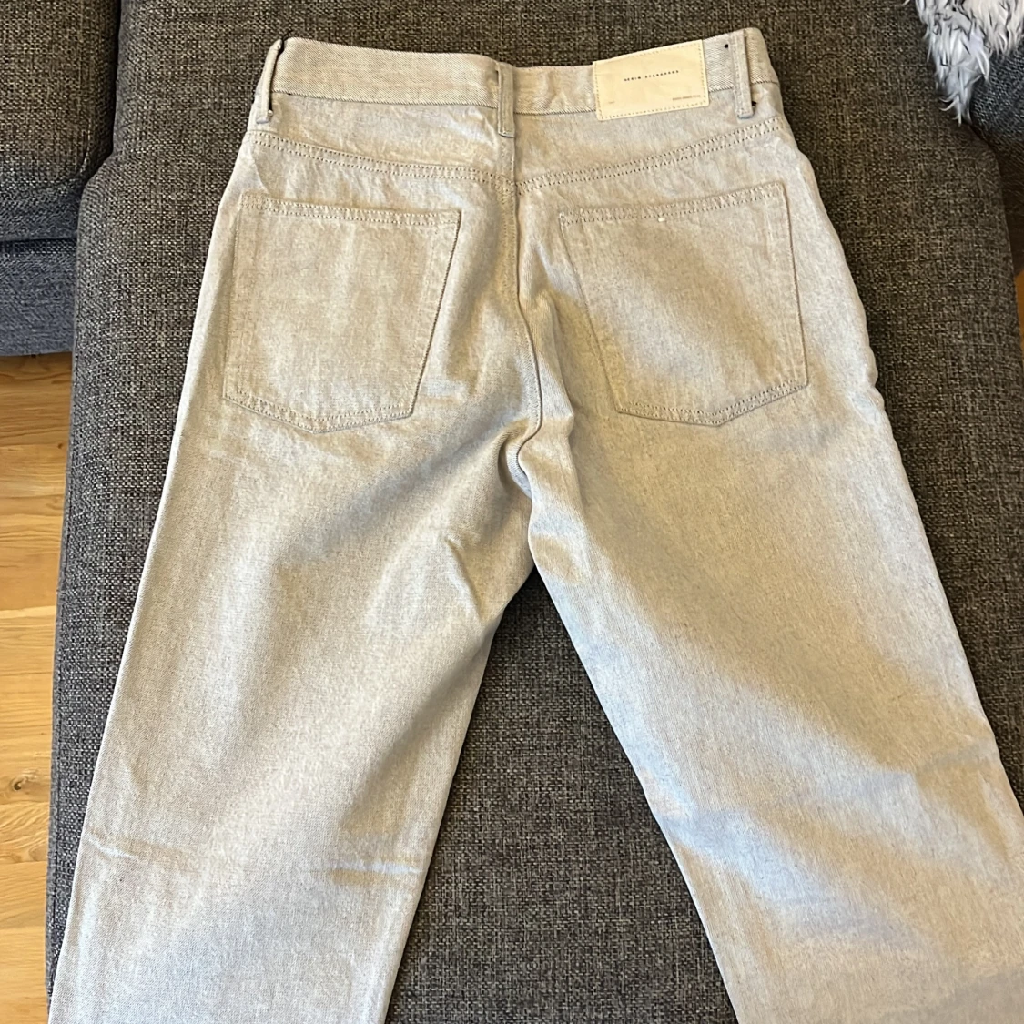 Ljusgrå raka jeans från Zara - 1