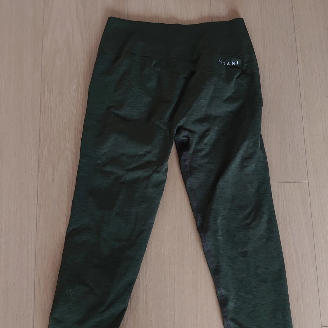 Mörkgröna leggings från Astani, stl L med topp i stl S - 1