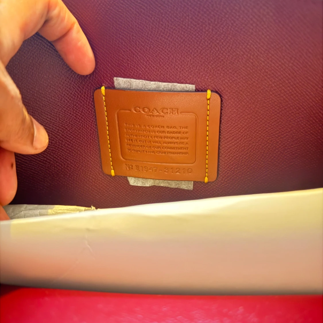 Brun och vinröd handväska från Coach - 1