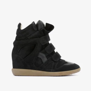 SÖKER - Söker ett par Isabel marant wedge sneakers (måste inte vara Isabel marant men de ska va samma stil) gärna svart, kan tänka mig svart och beige, skulle va najs om de hade studs också. Betalar max cirka 2000 spän. Bär vanligtvis storlek 39 men I vissa fall 40.