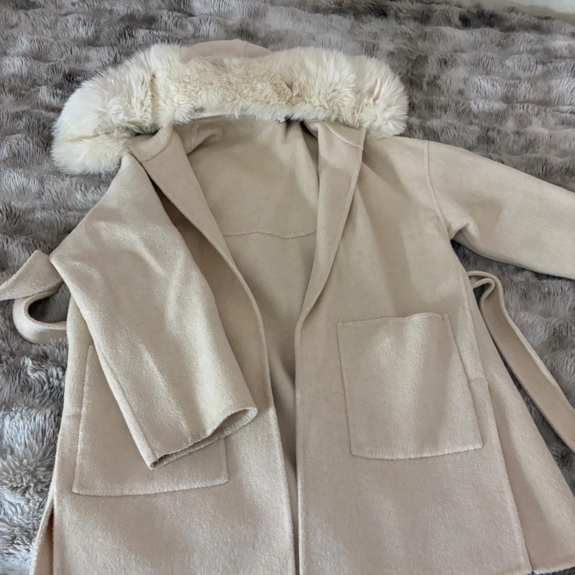 Beige kappa med päls huva - 1